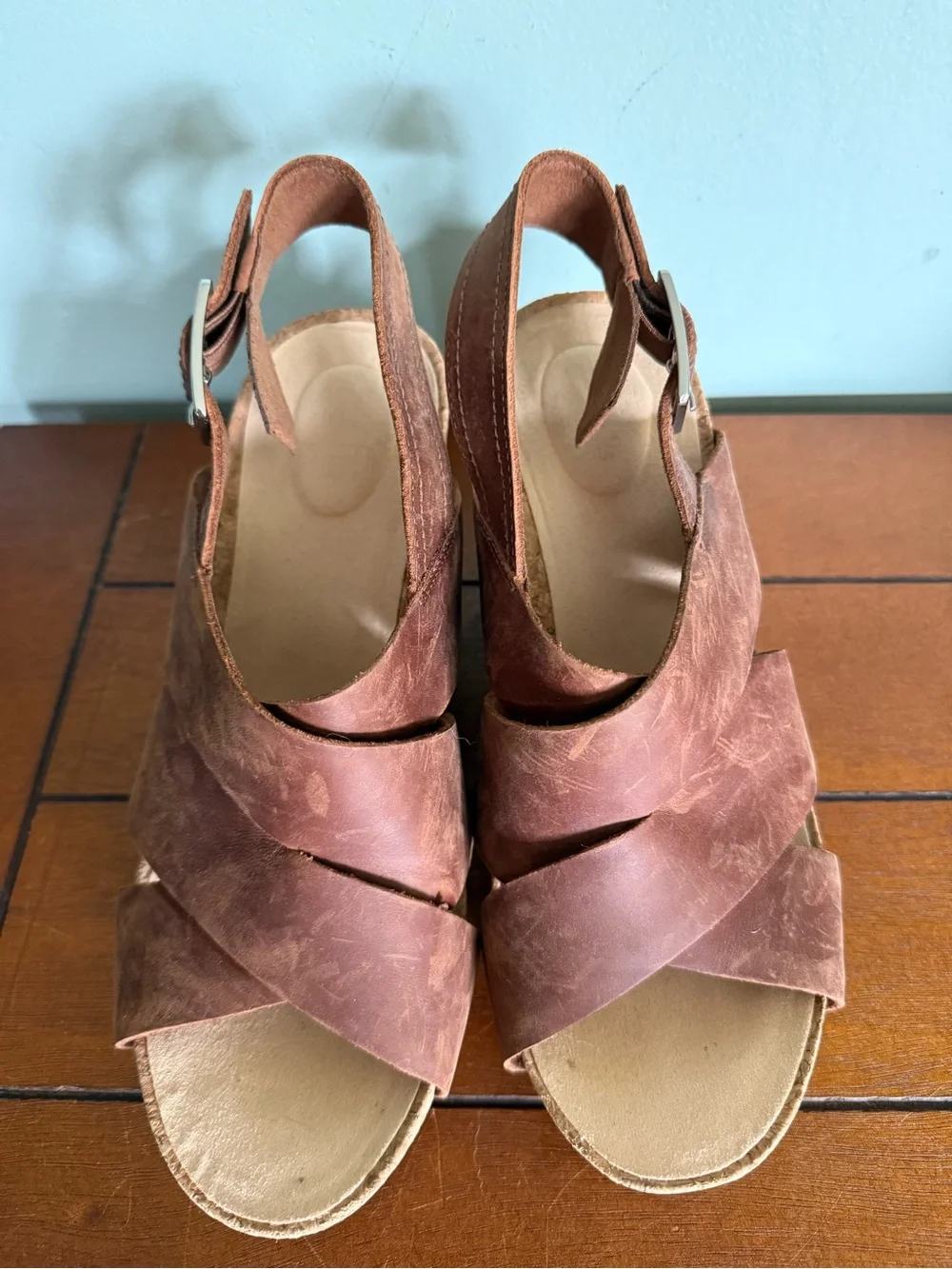 Clarks Women’s Light Tan Lea Flex Leather Wedge Sandal Size 9